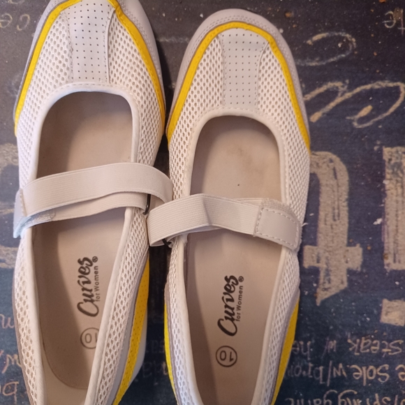 Curves Shoes - Curves for women sz 10 sneakers